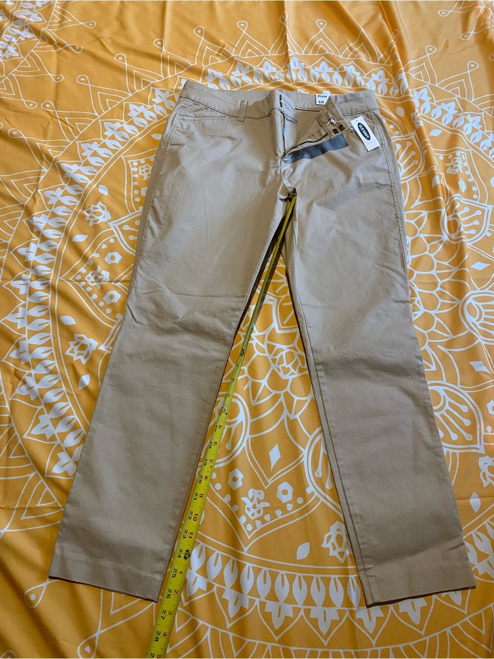 Old Navy women’s Classic Khaki color Straight-Leg Pants